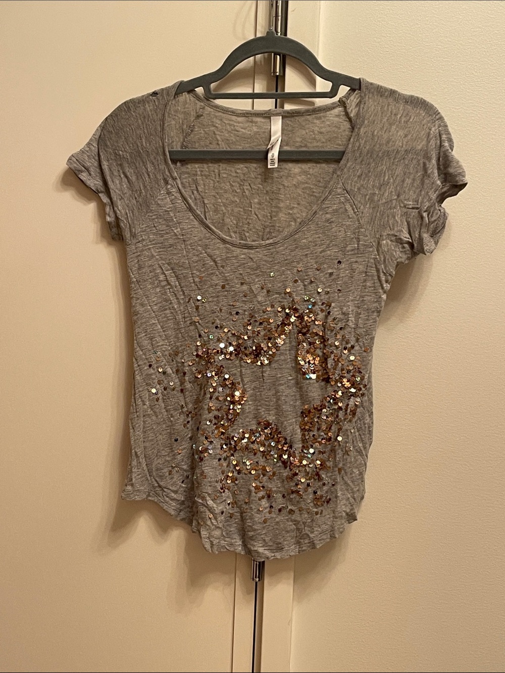 Aeropostale Gray Short Sleeve Scoop Neck Tee with Gold Sequin Star Shape